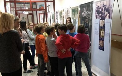 Vodenje učencev-vodnikov po razstavi Ana Frank