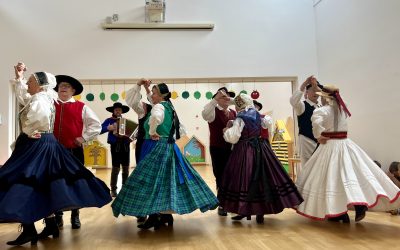 Folklorna skupina Naklo na obisku v vrtcu