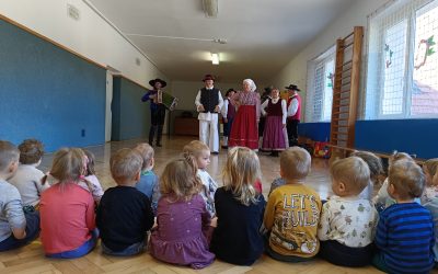 Obisk folkorne skupine du Naklo v vrtcu Jelka